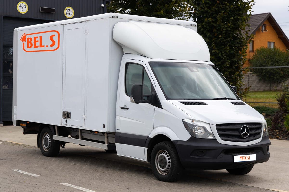 Білий вантажний фургон Mercedes Sprinter — вантажні перевезення Біла Церква